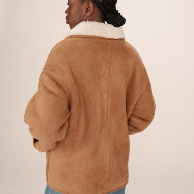 Casaco castanho claro com gola branca de lã visto de costas