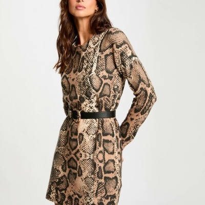 Vestido com padrão de pele de cobra e cinto preto