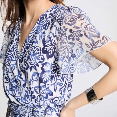 Vestido floral azul e branco com mangas transparentes e cinto com fivela