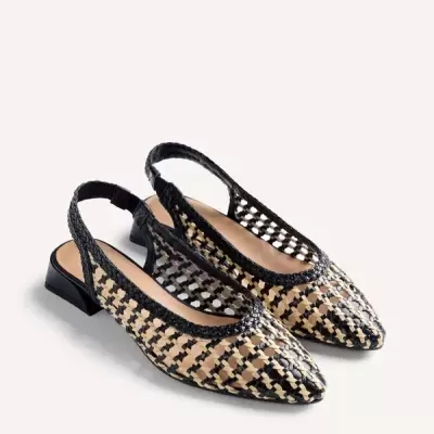 Sapatos rasos femininos pretos e bege entrelaçados com tira slingback.