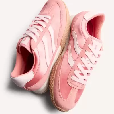 Par de sapatilhas rosa com riscas brancas e sola castanha