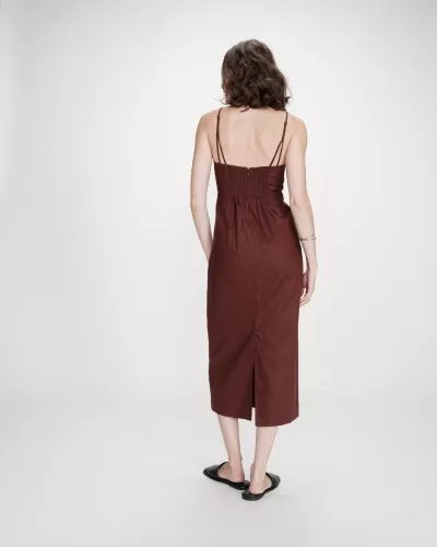 Vestido midi castanho escuro com alças finas e abertura atrás da saia