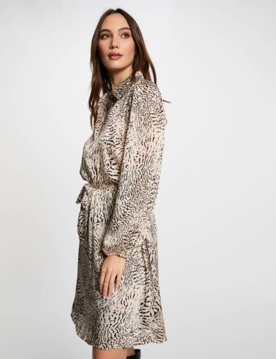 Vestido curto bege com padrão abstrato castanho e cinto