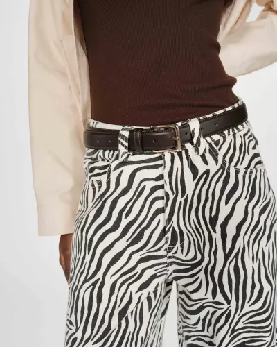 Calças com padrão riscas zebra e cinto castanho