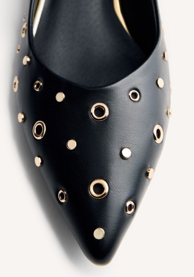 Sapatilha preta com ilhóses metálicos dourados