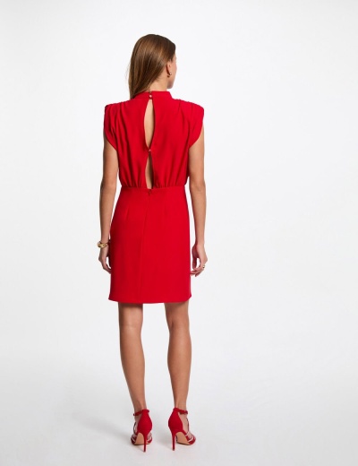 Vestido feminino vermelho com abertura nas costas e sandálias vermelhas, em fundo branco