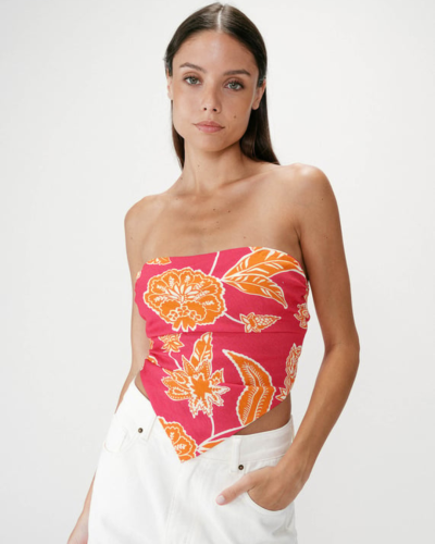 Top bandeau feminino rosa com padrão floral laranja