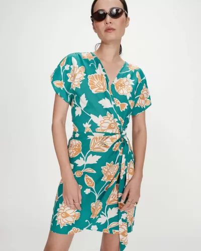 Vestido floral curto com nó na cintura e óculos escuros