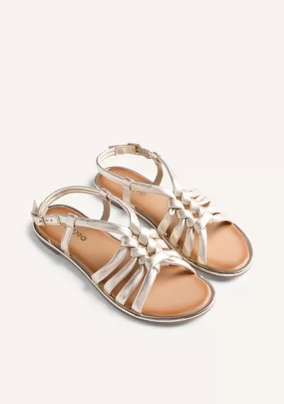 Sandálias femininas prateadas com tiras entrelaçadas e fecho de fivela