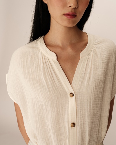 Blusa branca com botões castanhos e textura riscada