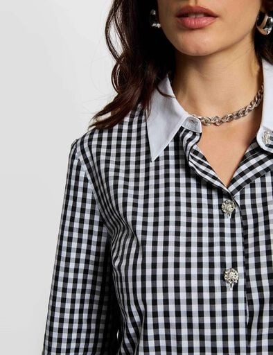 Blusa xadrez preto e branco com gola branca e botões decorativos