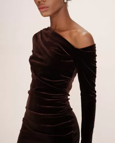 Vestido de veludo castanho escuro com um ombro descoberto e manga longa