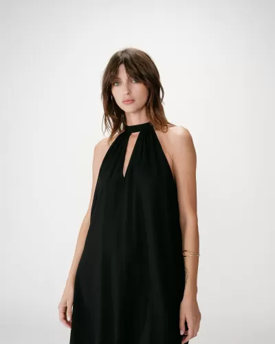 Vestido preto de gola alta com abertura em V, usado por mulher
