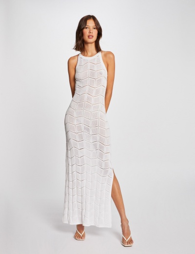 Vestido comprido branco de malha com padrão geométrico e fenda lateral