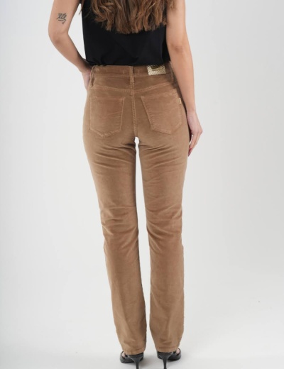 Calças de veludo castanhas vistas de costas