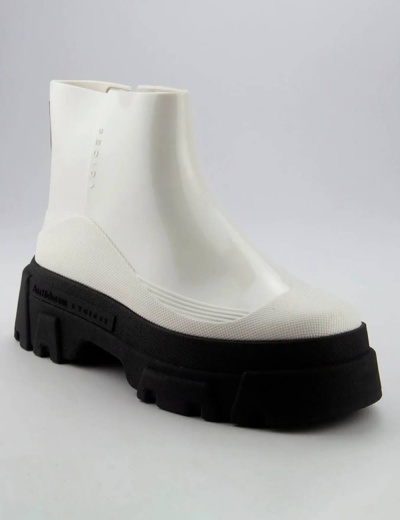 Bota branca com sola preta grossa e parte frontal texturizada