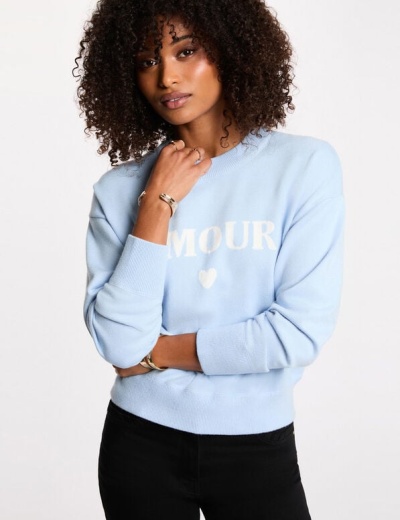 Camisola azul clara com texto AMOUR e coração branco