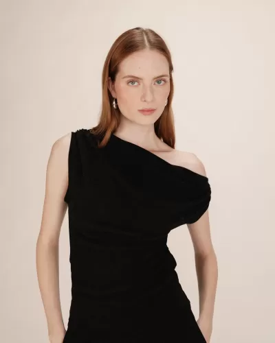 Blusa preta feminina de um ombro só