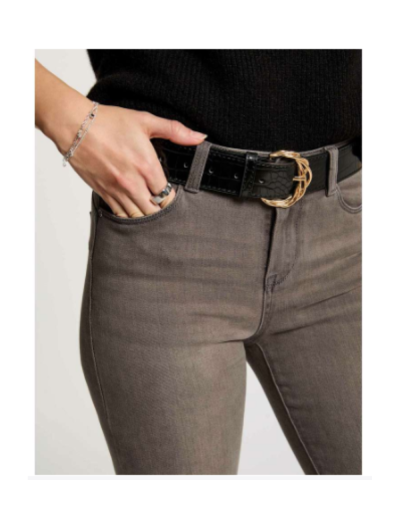 Cinto preto com padrão crocodilo e fivela dourada trançada com calças cinzentas