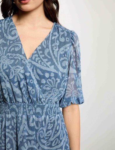 Vestido azul com padrão floral e mangas curtas semi-transparentes
