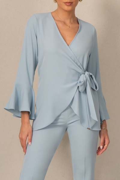 Blusa azul clara com laço lateral e mangas com folho