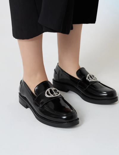 Sapatos mocassins pretos em verniz com fivela prateada com pérolas