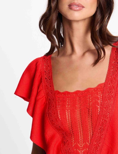 Blusa vermelha feminina com detalhes de renda e babados nas mangas