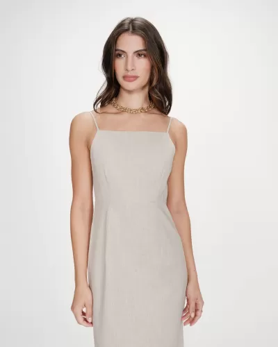 Vestido bege claro de alças finas com padrão texturizado
