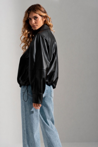 Casaco preto sintético com calças largas de ganga azul clara