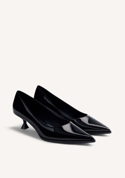 Sapatos stiletto pretos brilhantes com salto baixo