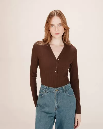 Blusa castanha de malha canelada com botões e jeans azul