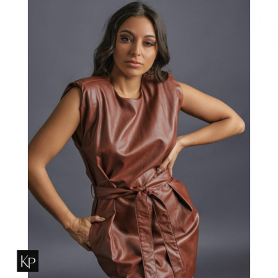 Vestido castanho em pele sintética com cinto