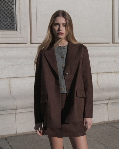 Conjunto feminino castanho com blazer e saia, camisola cinzenta com botões