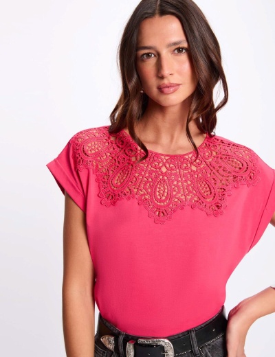 Blusa rosa com renda detalhada ao redor da gola e cinto preto com fivela