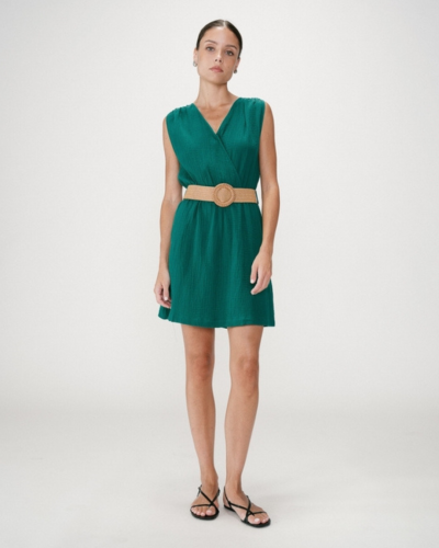 Vestido verde sem mangas com cinto bege e sandálias pretas