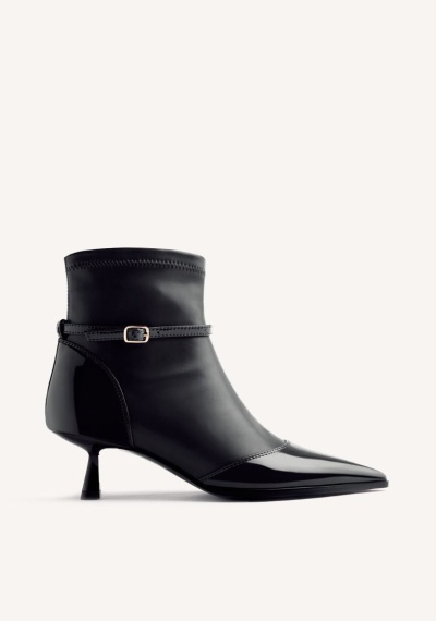 Bota preta de salto fino com mistura de materiais mate e verniz