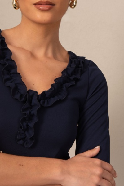 Top feminino azul escuro com folhos no decote V e manga comprida