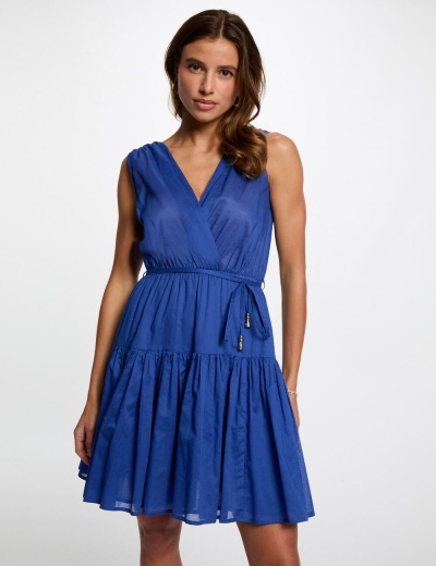 Vestido azul cobalto sem mangas com decote em V e saia rodada