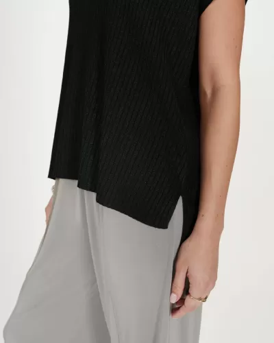 Top de malha preto canelado com calças cinza claras largas