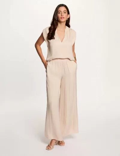 Conjunto feminino bege com blusa sem mangas e calças largas