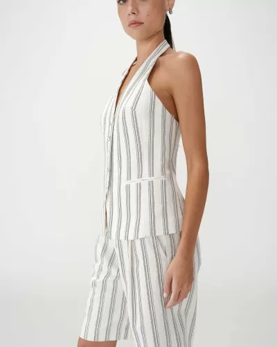 Conjunto feminino com top halter e calções listrados em fundo branco