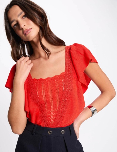 Blusa vermelha feminina com detalhe em renda frontal e mangas curtas