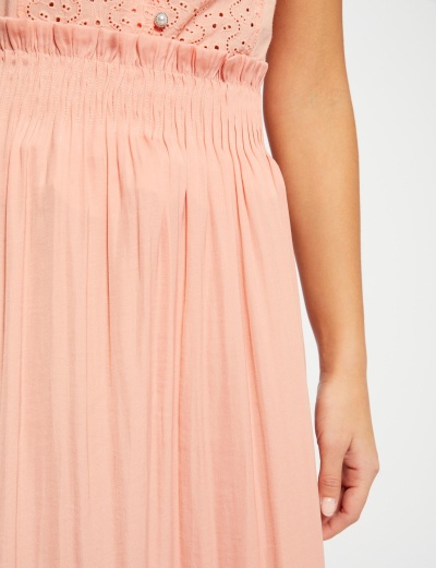 Vestido cor de rosa com parte superior floral e pérola, cintura franzida e saia plissada