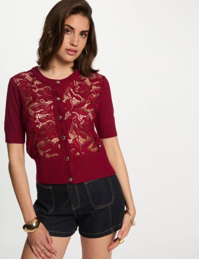 Cardigan vinho com renda floral, botões pretos, mangas curtas e calções de ganga