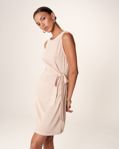 Vestido feminino rosa claro sem mangas com laço lateral