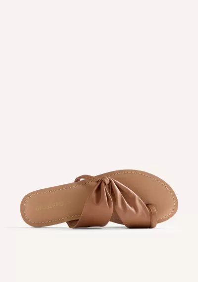 Chinelo feminino castanho claro com tecido franzido no tirante