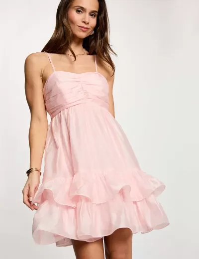 Vestido cor-de-rosa claro com alças finas e folhos