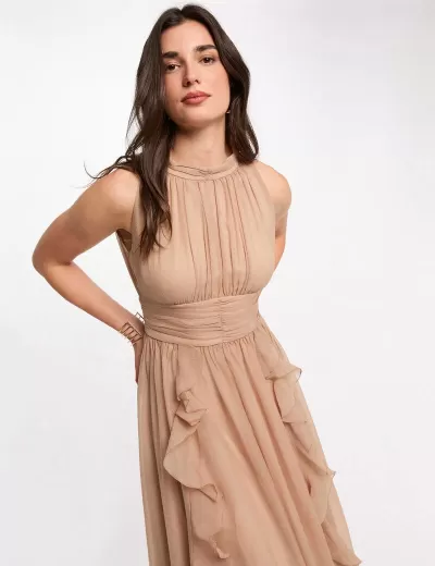 Vestido bege comprido com folhos, sem mangas, em tecido leve