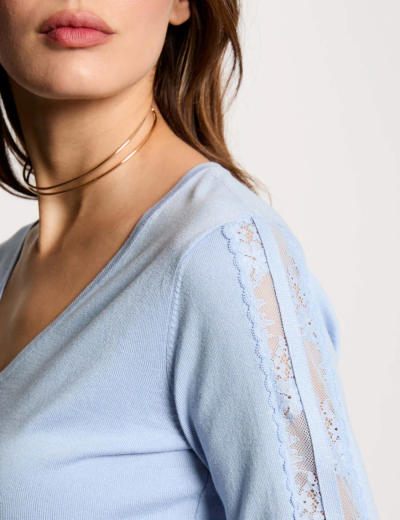 Blusão azul claro com detalhes de renda floral na manga