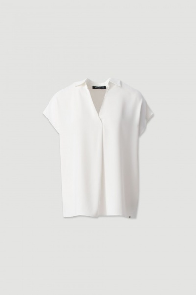 Túnica branca com gola aberta e manga curta